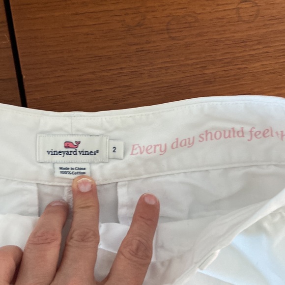 Vineyard vines size 2 Women’s white shorts. Very good used condition. - Picture 5 of 6